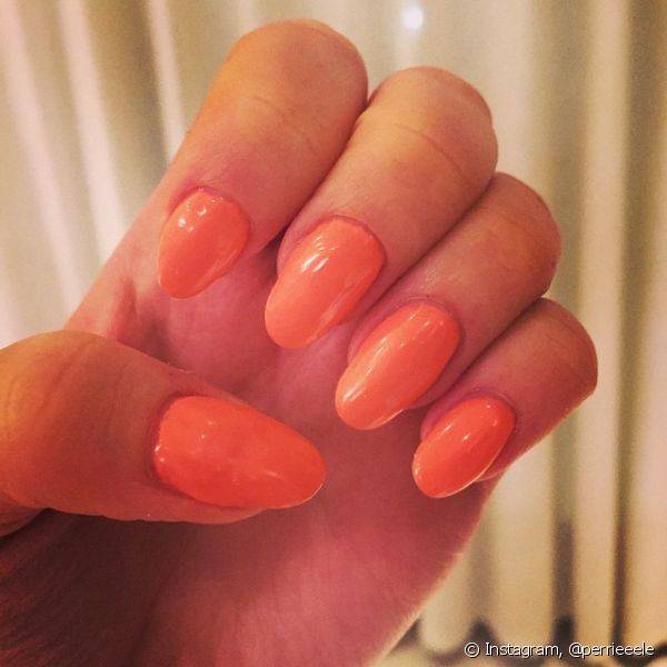 Em seu Instagram, a loira compartilhou o seu esmalte laranja